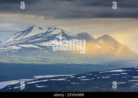 Regenschauer auf dem Acre Massiv, Stora Sjoefallet Nationalpark, Laponia zum Weltkulturerbe, Norrbotten, Lappland, Schweden, August 2015, Europa Stockfoto