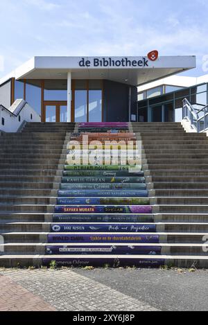 Den Helder, Niederlande. Mai 2023. Die farbige Treppe zur Bibliothek in den Helder Stockfoto