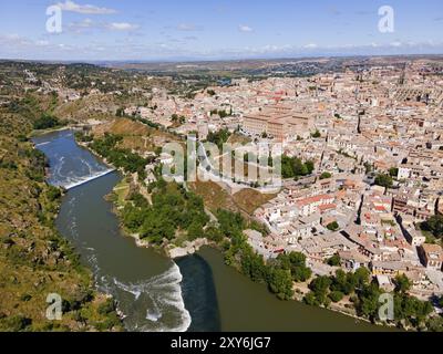 Aus der Vogelperspektive einer Stadt mit vielen Häusern, durch die ein Fluss fließt, mit einer Brücke und hügeliger Landschaft, aus der Vogelperspektive, Toledo, Fluss Tejo, Kastilien- Stockfoto