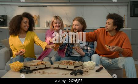 Multirassische Vielfalt Leute Freunde zusammen reden lachen Kaukasische Frauen Männer Afroamerikaner Mädchen Frauen Männer Männer trinken Bier essen Stockfoto