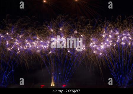Leuchtendes Feuerwerk und Salut in verschiedenen Farben am Nachthimmel Stockfoto