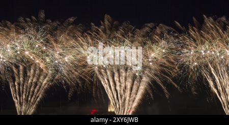 Leuchtendes Feuerwerk und Salut in verschiedenen Farben am Nachthimmel Stockfoto