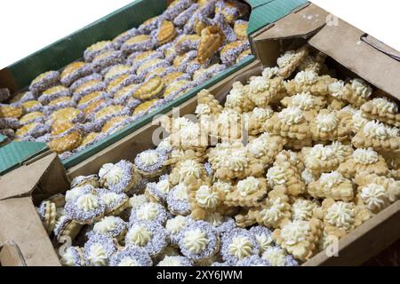 Bunte Kekse auf einem Markt in Marokko Abschaltdruck Stockfoto