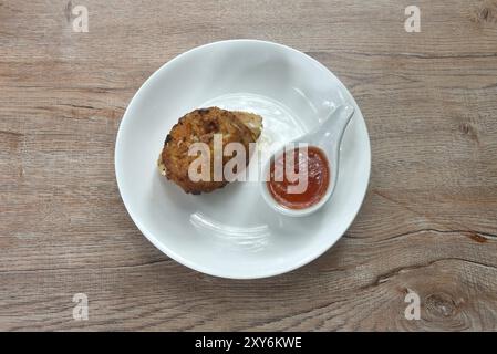 Frittierte Krabbenbrei- und Schweinefleisch-Füllung in Schale chinesisches Essen auf Teller mit würziger Chili-Sauce Stockfoto