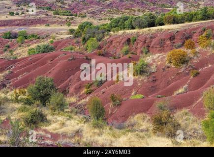 Lac du Salagou Badlands in Frankreich, Badlands in der Nähe des Lac du Salagou in Frankreich, Languedoc-Roussillon Stockfoto