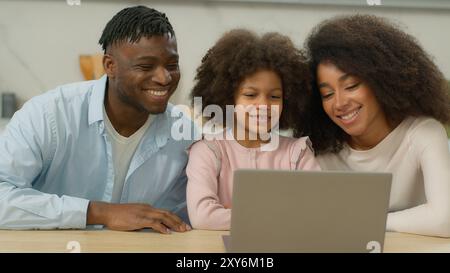 Afroamerikaner glückliche Eltern mit kleinem Kind Videoanruf mit Laptop Familie Hallo birassischer Vater Mutter mit Kind Tochter Mädchen Online Computer Stockfoto