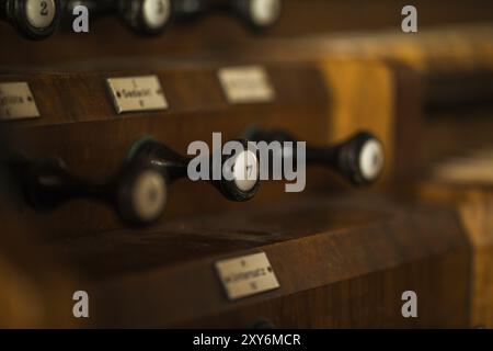 Die Kirchenorgel hält mit Zahlen Stockfoto