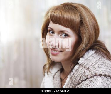 Porträt der glückliche junge Frau indoor hautnah Stockfoto