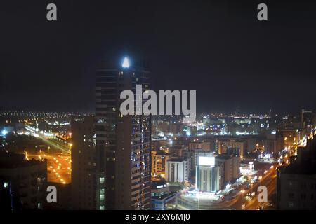 Anzeigen von Fujairah City in der Nacht. Vereinigte Arabische Emirate, Naher Osten Stockfoto