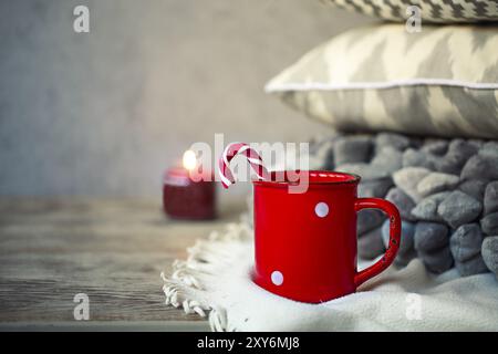 Tasse Kaffee bleiben durch thepillows auf dem Holztisch. Weihnachten Konzept Stockfoto