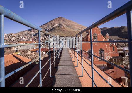 Blick auf den Berg Cerro Rico von der Kirche San Lorenzo in Potosi, Bolivien, Südamerika Stockfoto