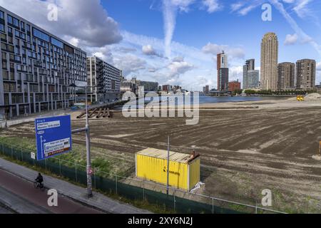 Der Rijnhaven, ein 28 Hektar großes Hafenbecken, wurde nun um fast ein Drittel gefüllt, um Platz für bis zu 000 Wohnungen zu schaffen, es wird eine künstliche Anlage geben Stockfoto