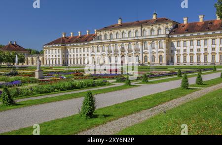 Gartenparterre mit Blumenbeeten vor dem Neuen Schloss in der Schlossanlage Schleissheim, Oberschleissheim bei München, Oberbayern, Bayern, G Stockfoto