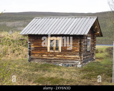 Ferienhaus am Rande eines Sees, teilweise im Stil der traditionellen Häuser der Sami-Ureinwohner gebaut, Mai, Finnmark, Norwegen, Europa Stockfoto