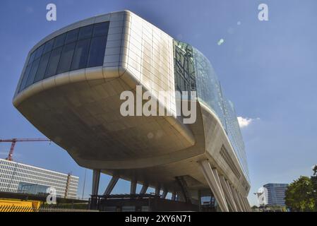 Amsterdam, Niederlande. August 2022. Moderne Architektur in Amsterdam an der Südachse Stockfoto