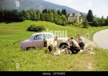 Vier britische Männer beim Picknick mit dem Austin Cambridge A40 Auto in Österreich, Überlandfahrt Abenteuer durch Europa, 1956 farbige Ektachrome Rutsche Stockfoto