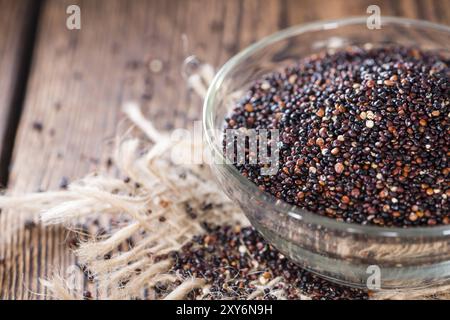 Portion schwarze Quinoa (detaillierte Nahaufnahme) auf rustikalen Hintergrund Stockfoto