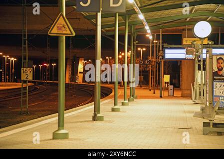 Europa, Deutschland, Hamburg, Harburg, Bahnhof bei Nacht, verlassener Bahnsteig, Hamburg, Bundesrepublik Deutschland, Europa Stockfoto