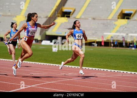 IZMIR, TURKIYE - 25. MAI 2024: Athleten, die während der Balkanathletik-Meisterschaft im Izmir Atatürk-Stadion laufen Stockfoto