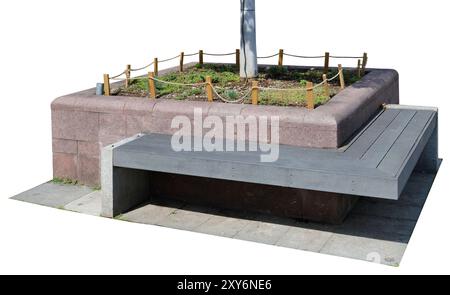 Bank zum Ausruhen neben Granitbeet mit Gras und Baum. Isoliert auf weiß Stockfoto