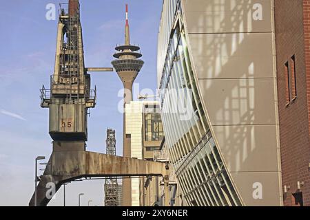 Hafenkran und moderne Architektur Stockfoto