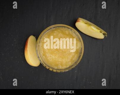 Portion hausgemachter Apfelmus (selektiver Fokus, Nahaufnahme) auf Vintage-Hintergrund Stockfoto