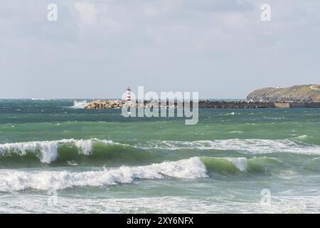 Supertubos Beach Surfing Paradies in Peniche mit Leuchtturm, in Portugal Stockfoto