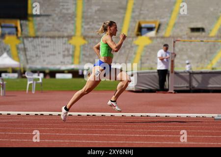 IZMIR, TURKIYE - 25. MAI 2024: Undefinierter Athlet Running während der Balkanathletik-Meisterschaft im Izmir Atatürk-Stadion Stockfoto