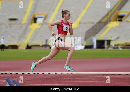 IZMIR, TURKIYE - 25. MAI 2024: Undefinierter Athlet Running während der Balkanathletik-Meisterschaft im Izmir Atatürk-Stadion Stockfoto