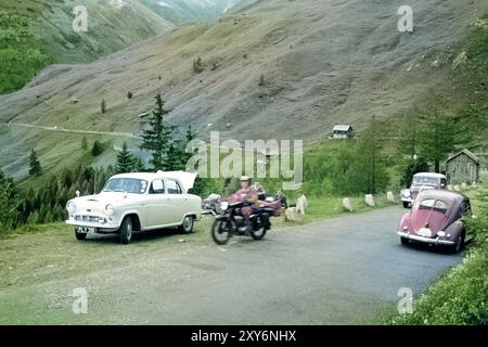 Autos und Motorräder auf der Bergstraße, Österreich, Europa, British Austin Cambridge A40 Auto Überland Abenteuer Reise 1956 farbige Ektachrome Rutsche Stockfoto