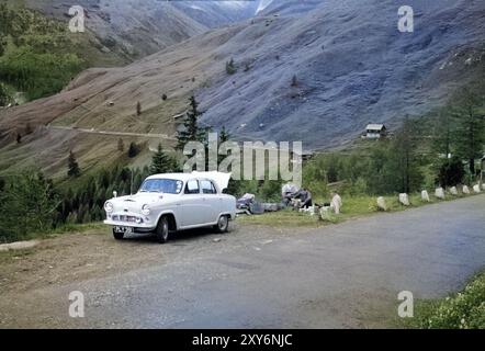 Picknick mit dem britischen Austin Cambridge A40 Überlandabenteuer 1956 auf der Bergstraße, Österreich, Europa, farbige Ektachrome-Rutsche Stockfoto