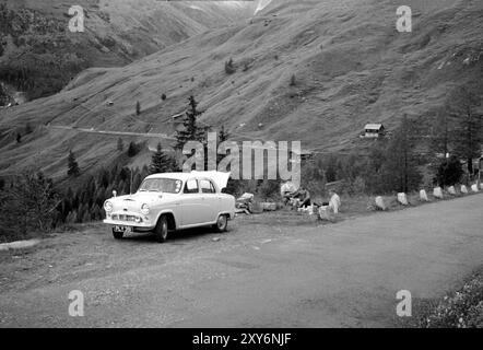 Picknick im britischen Austin Cambridge A40 Überlandabenteuer 1956 auf der Bergstraße, Österreich, Europa, Stockfoto