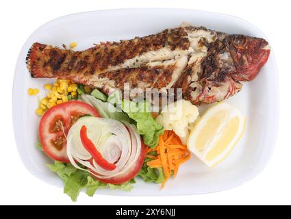 Gegrillter Wolfsbarsch mit Kartoffeln und Gemüse. Isoliert auf weiß Stockfoto