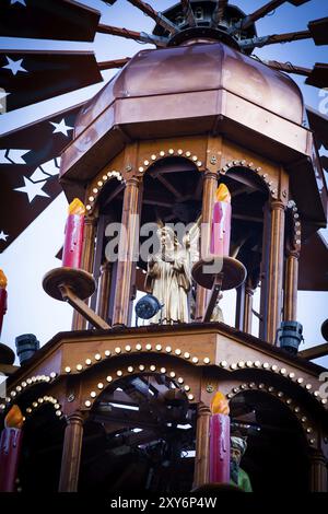 Runden Sie in Form einer traditionellen deutschen Kerzenpyramide ab Stockfoto