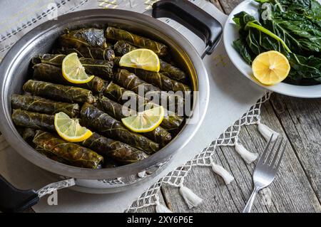 Gefüllte Collard-Grüns mit gekochten Blättern, traditonale türkische Schwarzmeergerichte, sarma, dolma Stockfoto