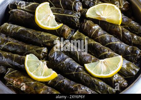 Gefüllte Collard-Grüns mit gekochten Blättern, traditonale türkische Schwarzmeergerichte, sarma, dolma Stockfoto