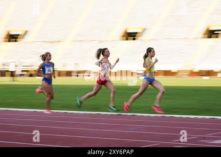 IZMIR, TURKIYE - 25. MAI 2024: Athleten, die während der Balkanathletik-Meisterschaft im Izmir Atatürk-Stadion laufen Stockfoto