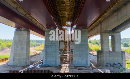 Drohnenfotografie der Rekonstruktionsbrücke an sonnigen Sommertagen Stockfoto