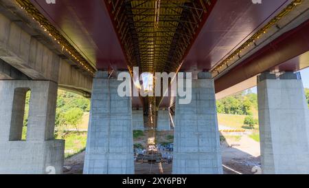 Drohnenfotografie der Rekonstruktionsbrücke an sonnigen Sommertagen Stockfoto