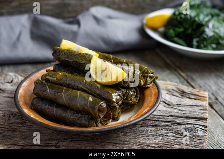 Gefüllte Collard-Grüns mit gekochten Blättern, traditonale türkische Schwarzmeergerichte, sarma, dolma Stockfoto