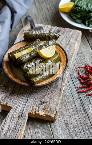 Gefüllte Collard-Grüns mit gekochten Blättern, traditonale türkische Schwarzmeergerichte, sarma, dolma Stockfoto