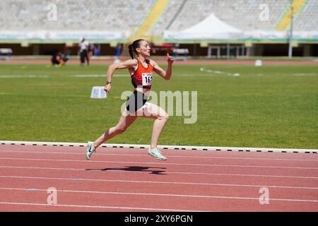 IZMIR, TURKIYE - 25. MAI 2024: Undefinierter Athlet Running während der Balkanathletik-Meisterschaft im Izmir Atatürk-Stadion Stockfoto