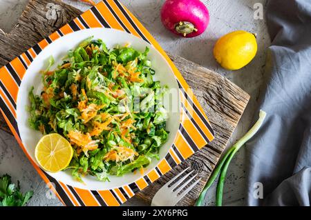Fein gehacktes Salatkonzept, Karotten, Zwiebeln, Radieschen, Petersilie und Zitrone, gesunde Ernährung Lebensmittel Stockfoto