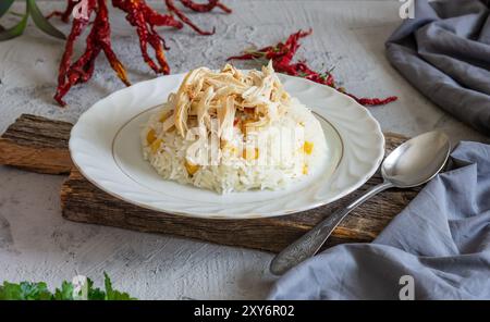 Traditionelles türkisches Essen, Hähnchenpilaw, Reis mit Kichererbsen auf Teller auf rustikalem Hintergrund Stockfoto