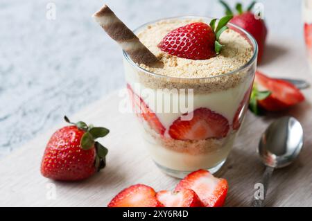 Magnolia Dessert mit frischen Erdbeeren in Glastasse, hausgemachtes milchiges Dessert-Konzept Stockfoto