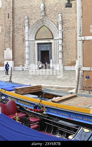 Boote und Portal der Kirche Santa Maria dei Frari Stockfoto