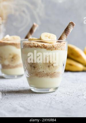 Magnolia Dessert mit frischen Bananen in Glasbecher, hausgemachtes milchiges Dessertkonzept Stockfoto