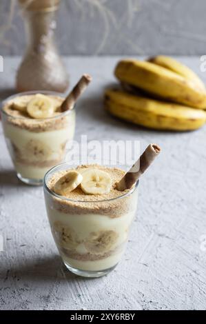 Magnolia Dessert mit frischen Bananen in Glasbecher, hausgemachtes milchiges Dessertkonzept Stockfoto