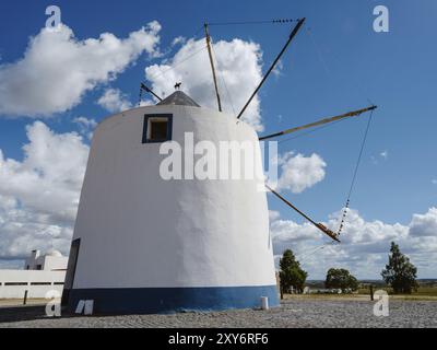 Wunderschöne Windmühle in Castro Verde, Beja Viertel, Alentejo, Portugal, Europa Stockfoto