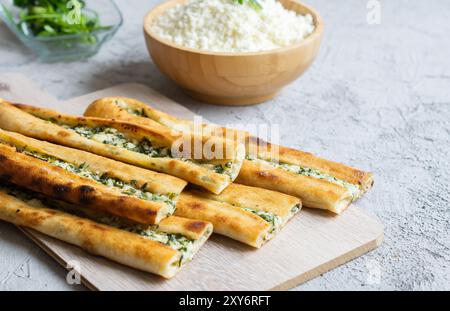 Traditionelles türkisches Essen, Pide mit Hüttenkäse, türkisches Gebäckkonzept Stockfoto